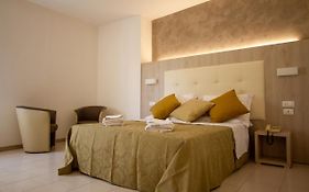 Falcon Hotel